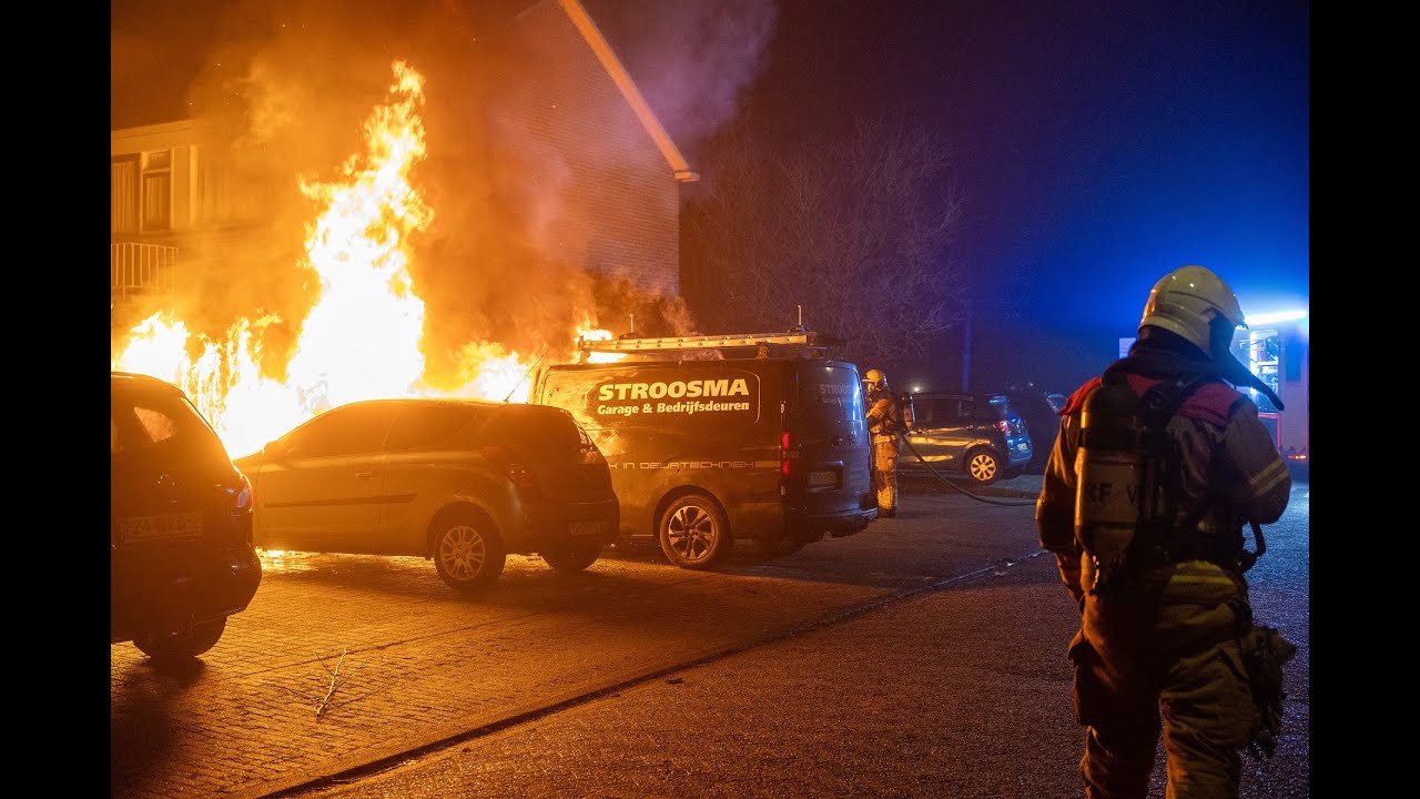 Een bestelbus, een auto en een schutting verwoest door brand in Drachten