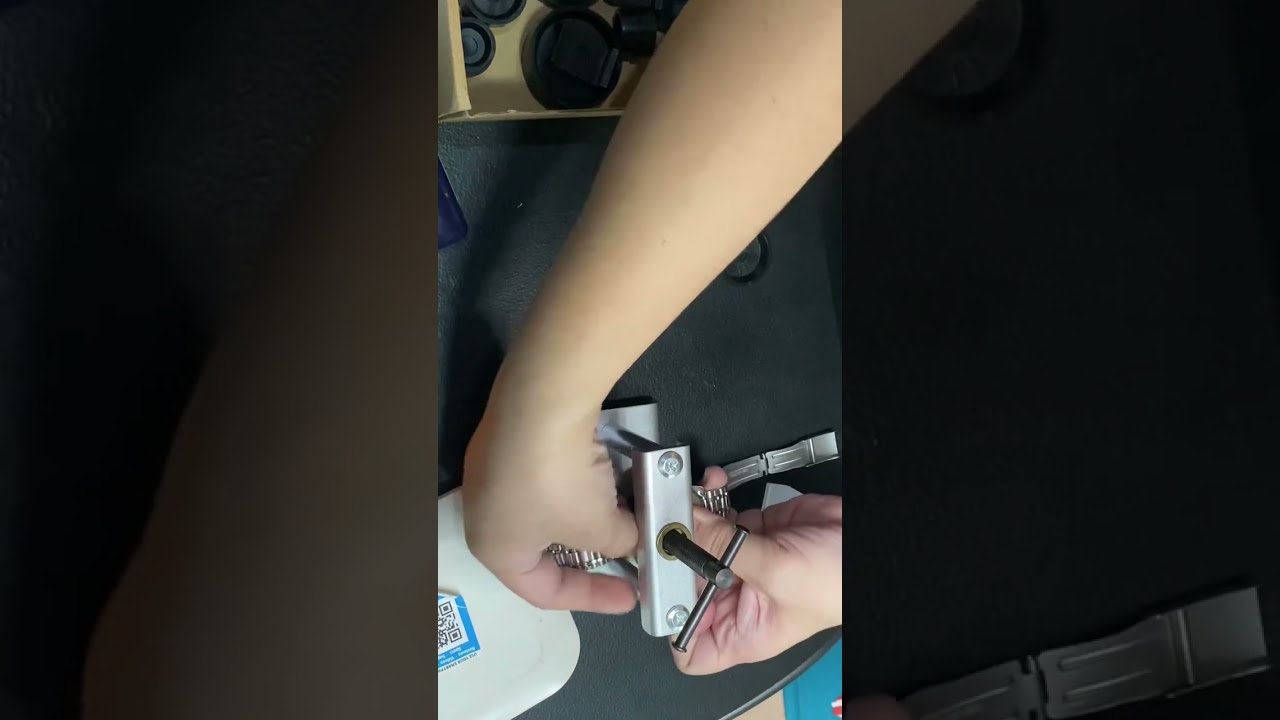 How to use a Desktop watch case press