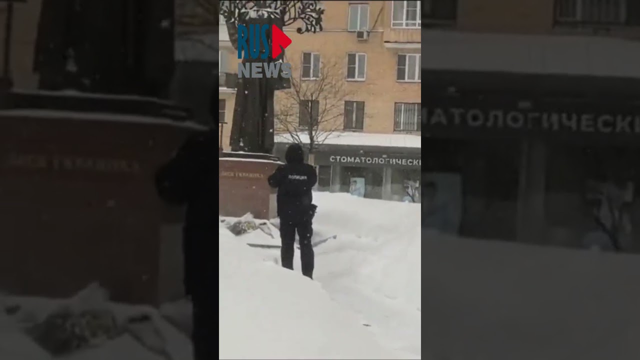 ⭕️ Сотрудник полиции копается в записках, оставленных у памятника Лесе Украинке в 4 годовщину &laquo;СВО&raquo;