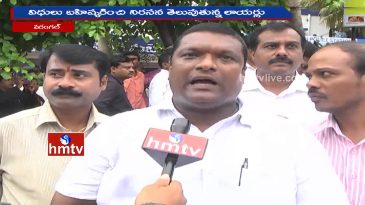 High Tension in Warangal | Lawyers Protests against Police Attacks at Subedari Police Station | HMTV