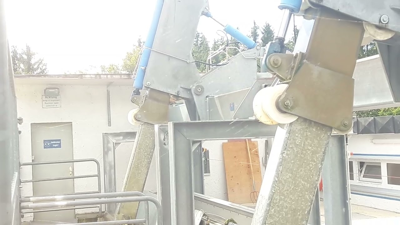 Rechenreiniger am Wasserkraftwerk Biessenhofen im Einsatz