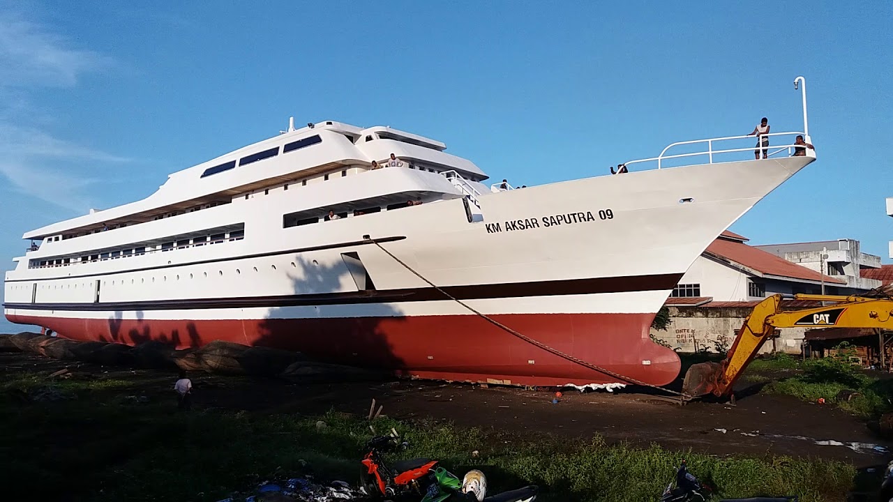Peruncuran kapal KM AKSAR SAPUTRA 09. PT SPA Bitung