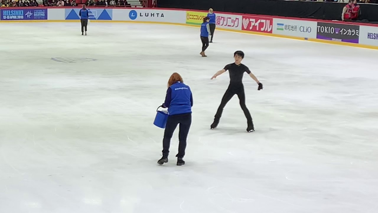 20181103 羽生結弦 Yuzuru Hanyu instructing a staff like a penguin.