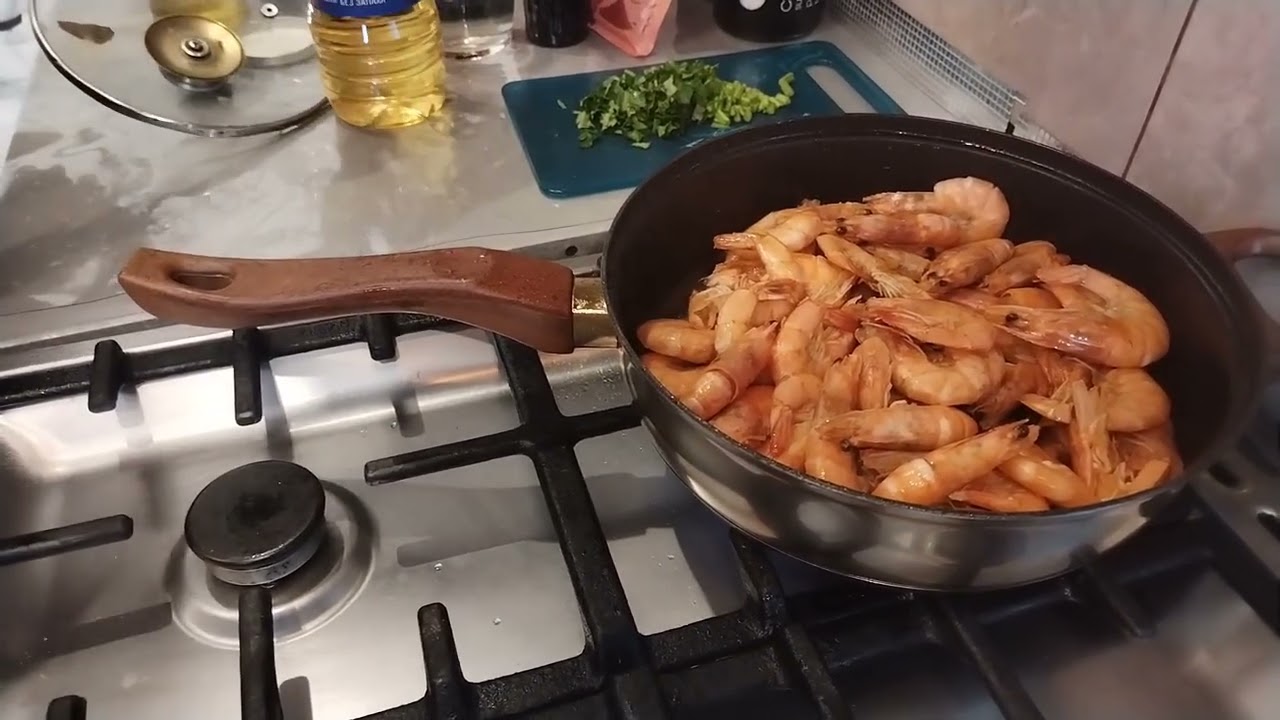 Креветки с соусом.