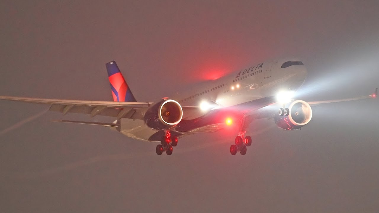 (4K) CLOSE-UP & SNOW ❄️✈️ - AMSTERDAM AIRPORT SCHIPHOL PLANE SPOTTING (AMS/EHAM)