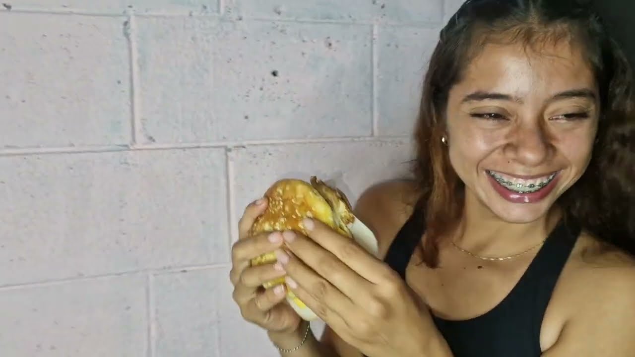 Zoila Esta Muy Feliz🥳 Por Las Hamburguesa🍔 Q Mariana Le Preparo😻