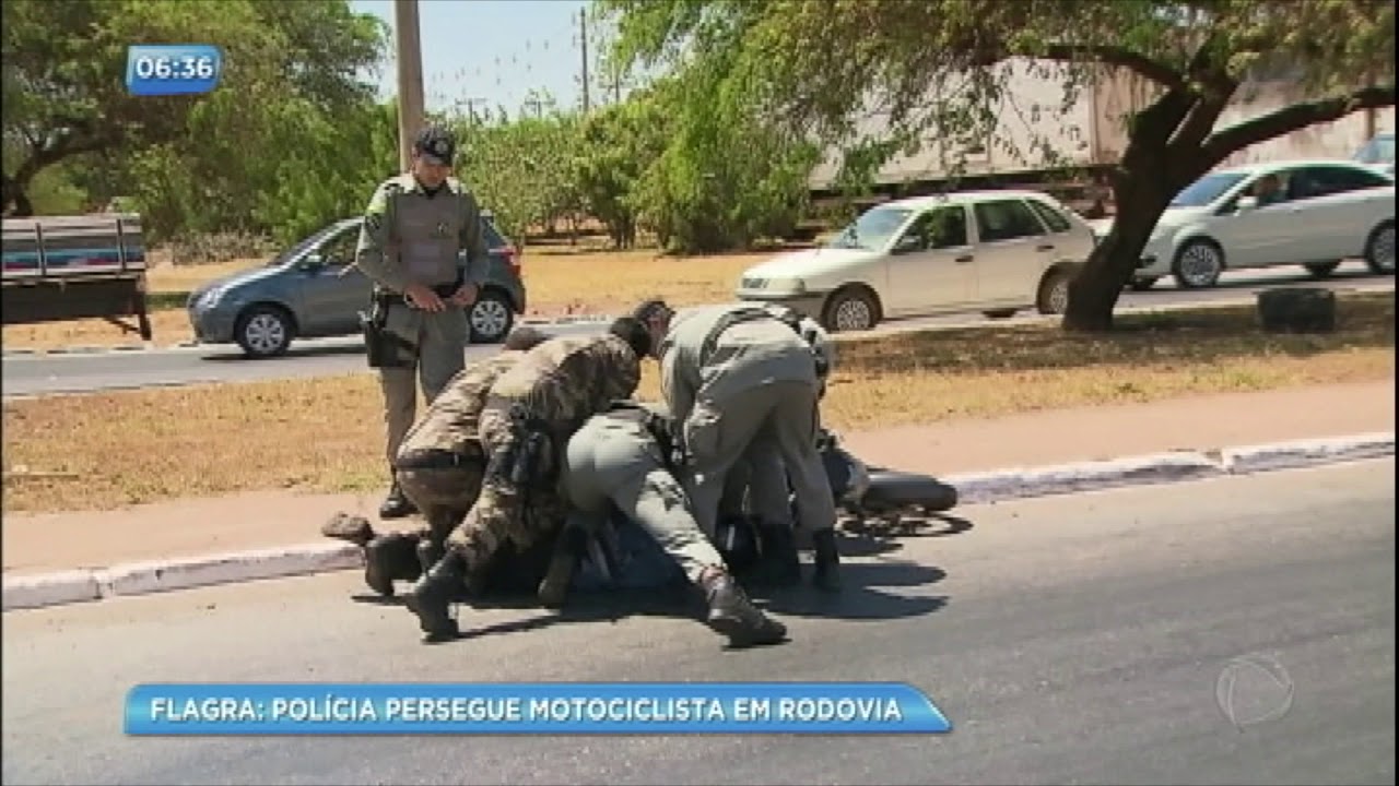 Motociclista &eacute; perseguido pela pol&iacute;cia ap&oacute;s furar bloqueio em rodovia