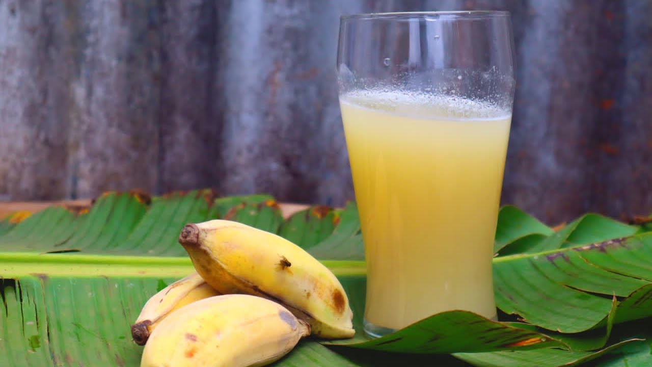 How to make banana juice the Ugandan way. Ugandan foods