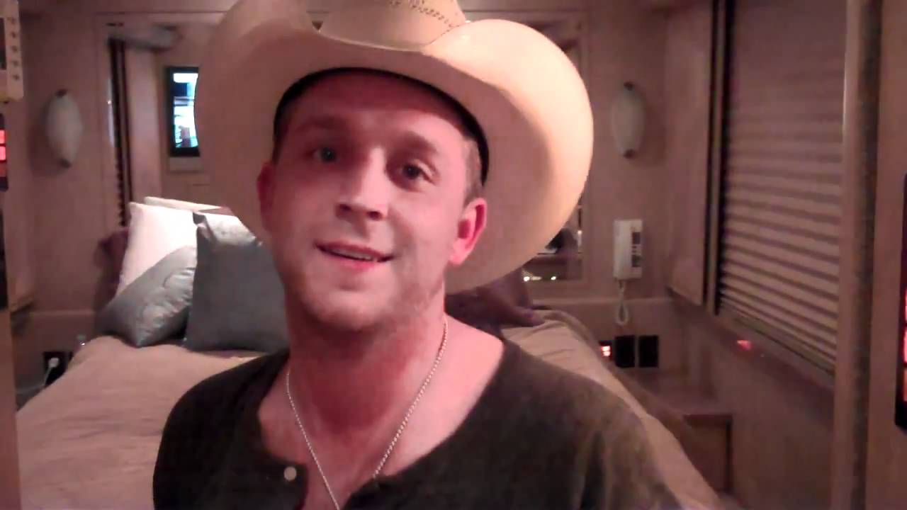Justin Moore Gives You a Tour of the Bus.