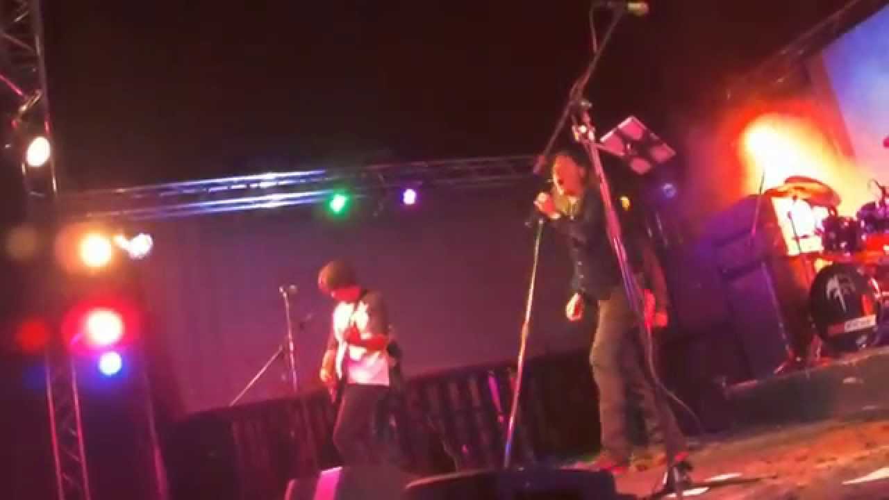 George Lynch and Oni Logan performing 