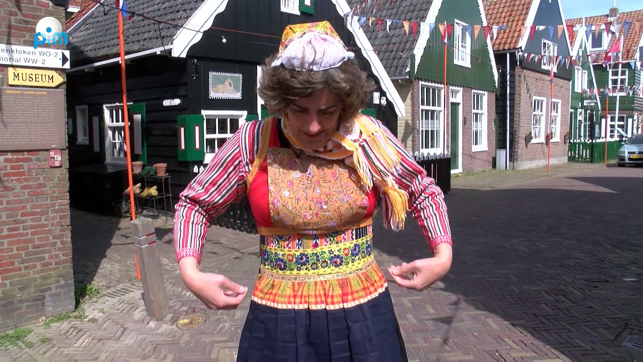 Burgemeester van der Weele draagt Marker Oranje-dracht tijdens Koningsdagtoespraak