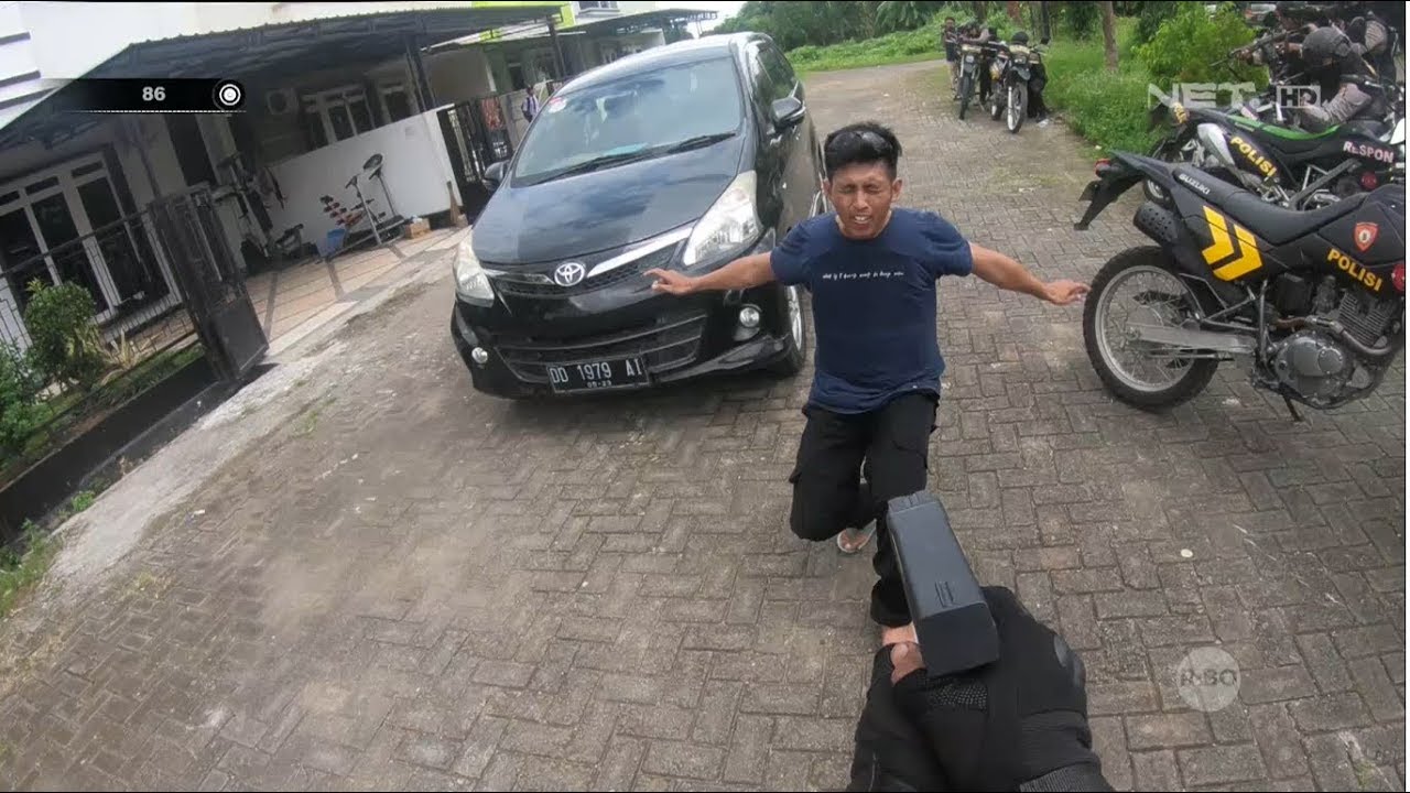 Simulasi Latihan Melawan Perampok, Polisi Gunakan Senjata Elektrik - 86