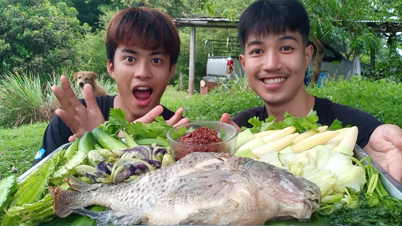 ปลานิลนึ่งตัวใหญ่ๆ กินกับนํ้าพริกแมงดาหอมๆ พร้อมผักสดผักนึ่ง