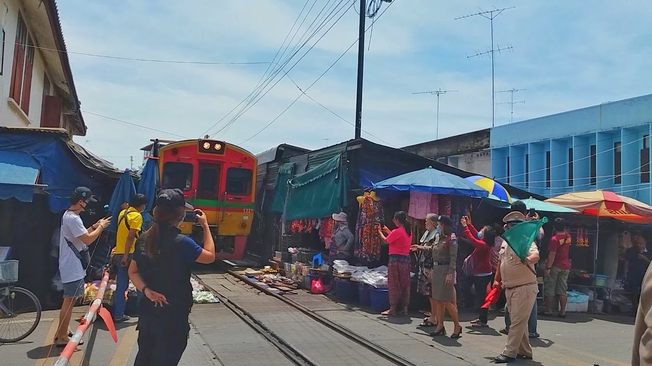 ดูรถไฟผ่านตลาดร่มหุบ เข้าสู่สถานีแม่กลอง  Maeklong Railway Market
