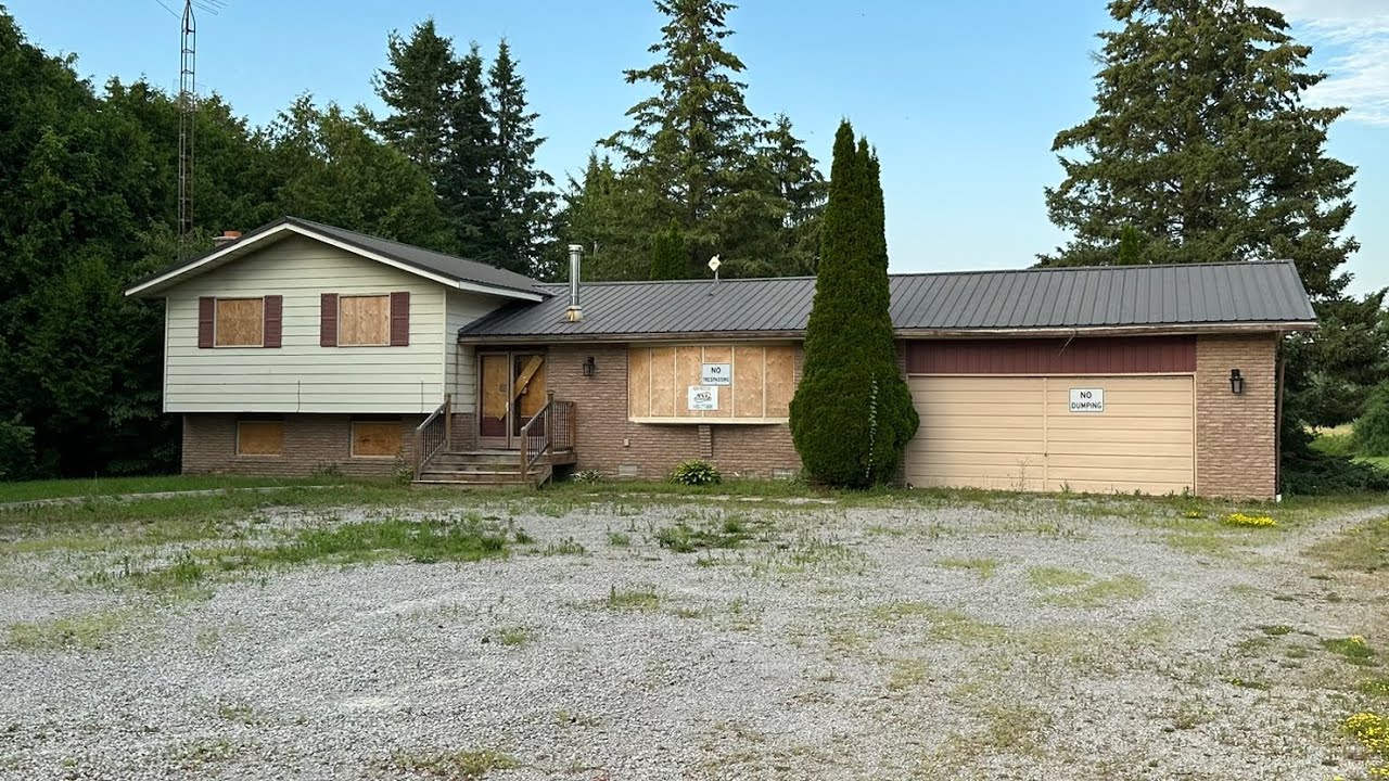 Strange ABANDONED 1970s neighbourhood **EVERYONE FORCED TO LEAVE !** 