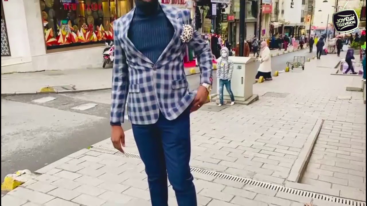 L'Habilleur Expérimenté Boutique D'habillement Charly Lubulu d'Istanbul.