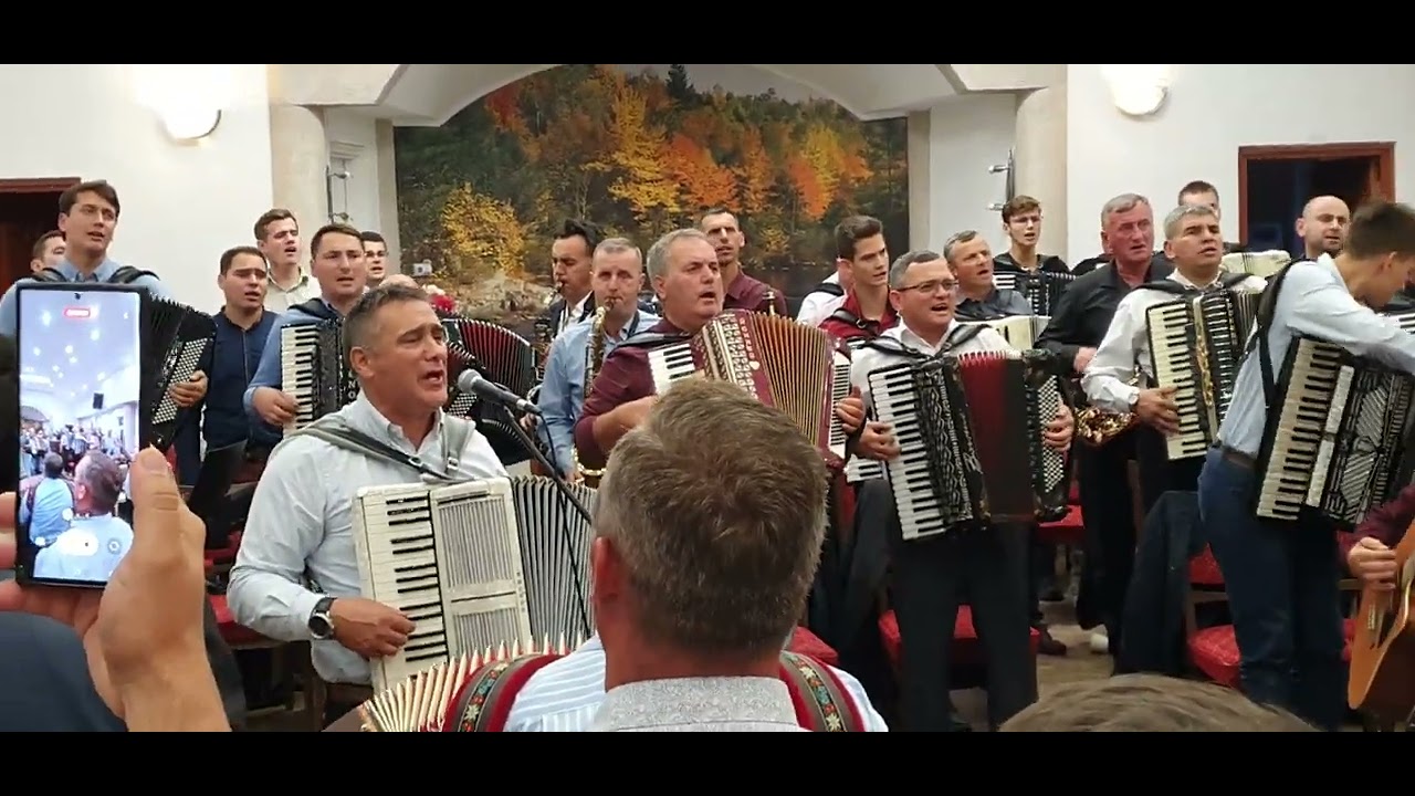 Ilie Puha cu fiii cântăreților la Micherechi Ungaria ~ Nui mai dulce, mai sfântă cântarea
