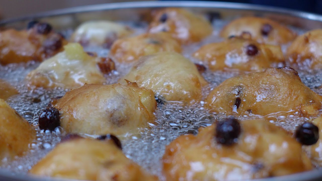 Cees Holtkamp maakt oliebollen (korte versie)