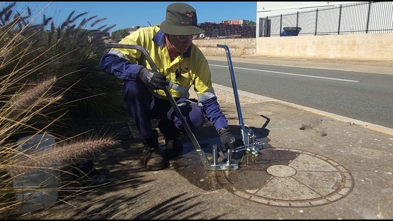 Manhole Cover Breaker Lifter With Gatic Key to Open This Circular Manhole Cover