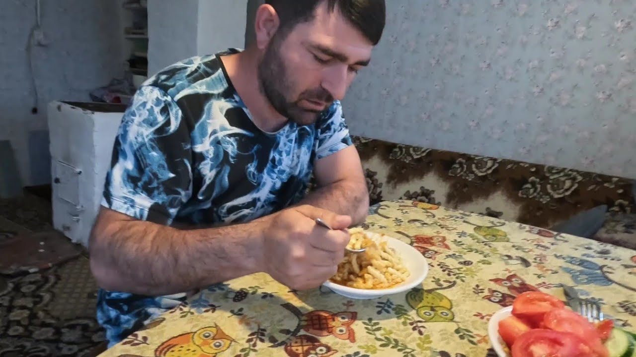 Обед в походных условиях. Дождь льёт  как из ведра.