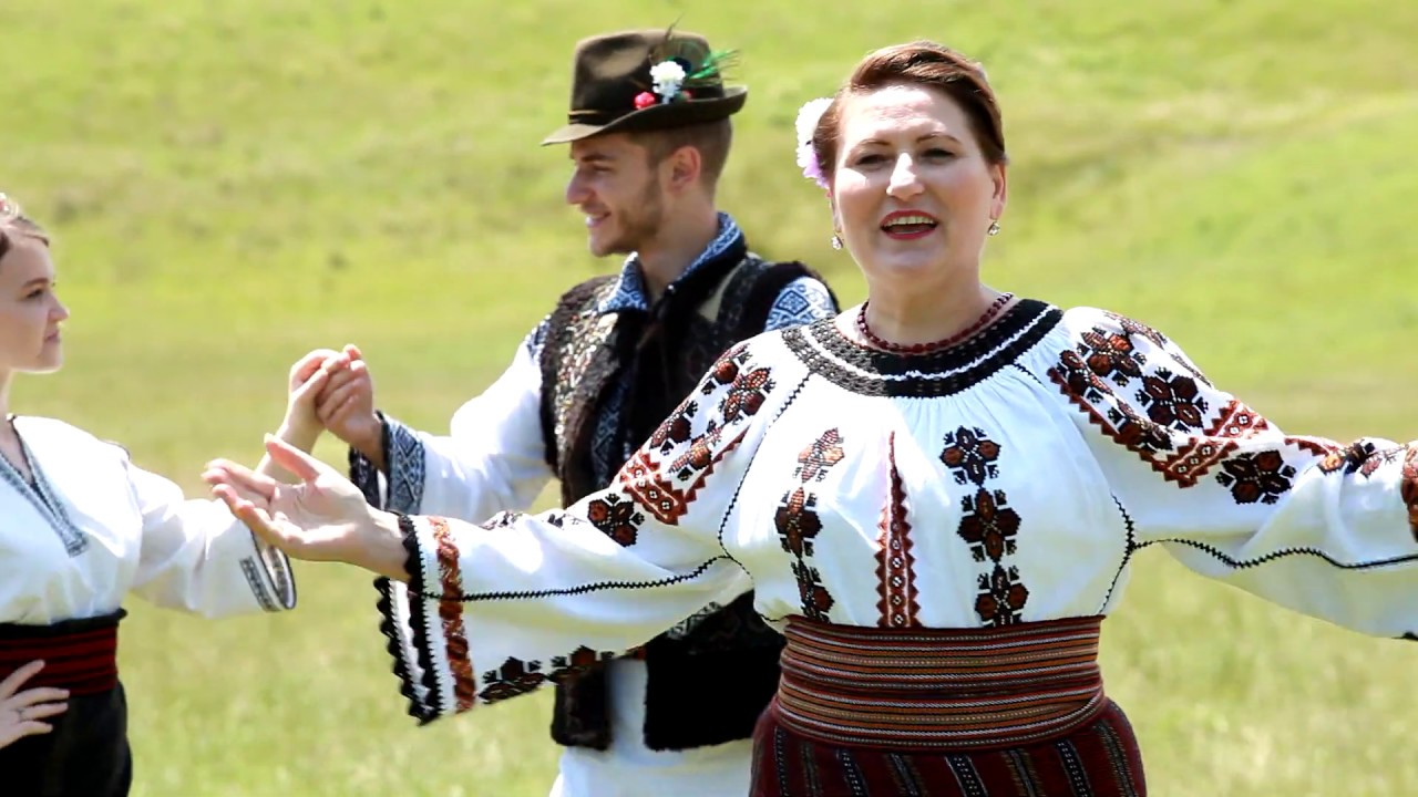 Cristina Candalea - Tropăiți flăcăi la joc...