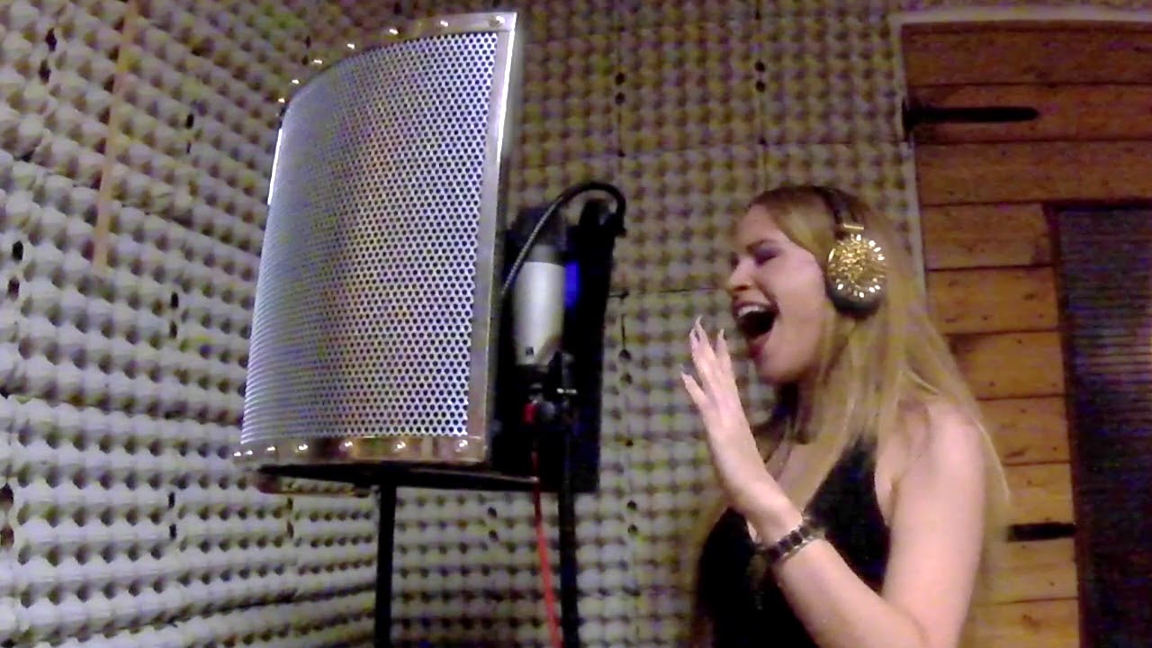 Giada Jade Etro performing Dark Tranquillity 