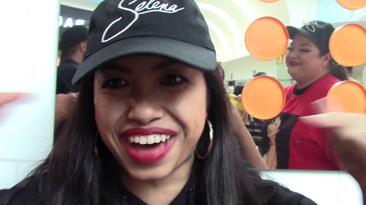 Selena fans wait in line to meet Suzette Quintanilla| Forever 21 March 24, 2019