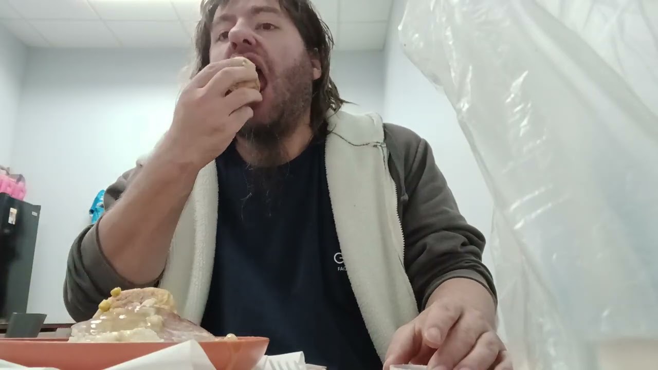 ASMR having Thanksgiving leftovers!!