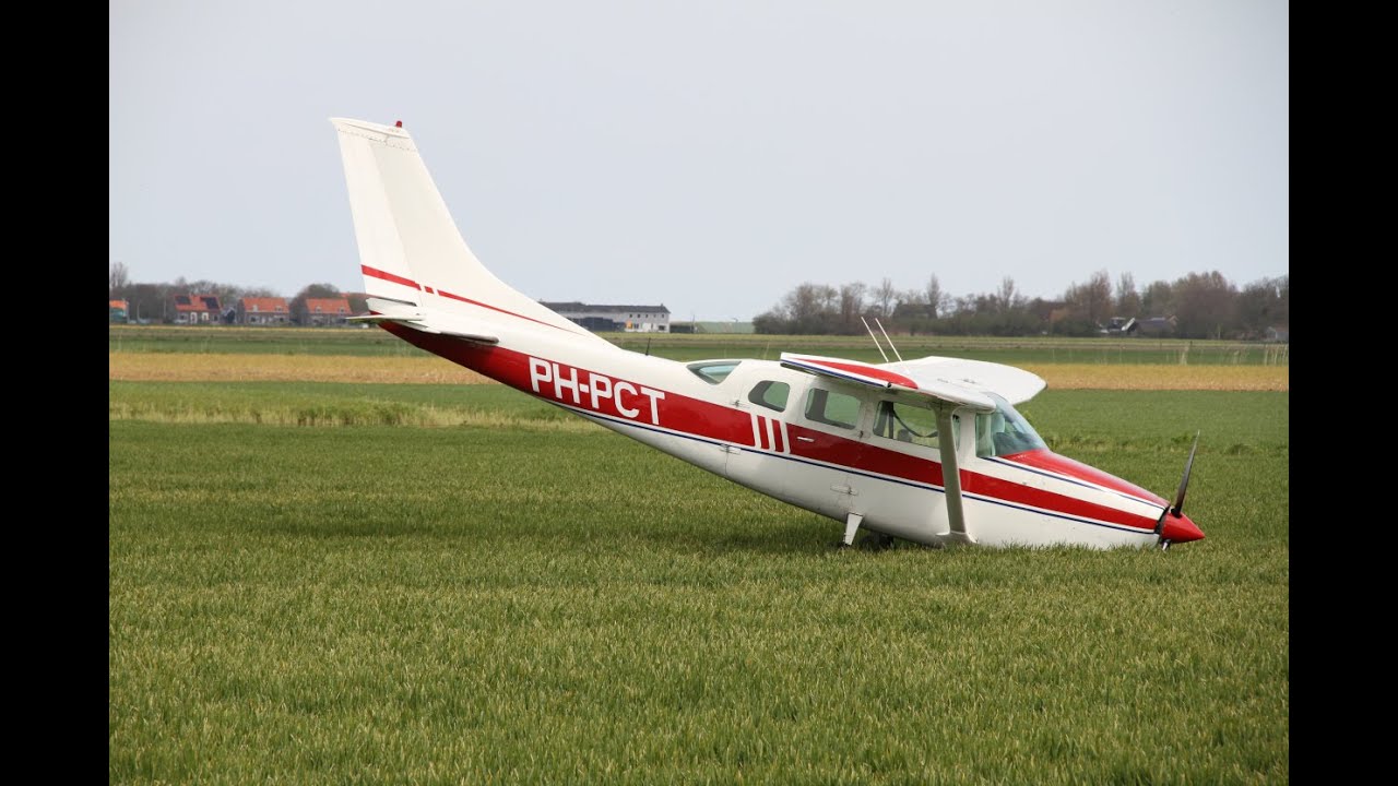 Vliegtuig maakt spectaculaire noodlanding op Texel
