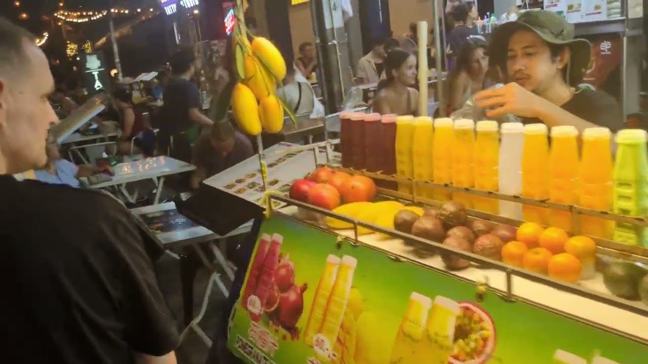 Khao San Road w Bangkoku, pełno turyst&oacute;w w szczycie sezonu