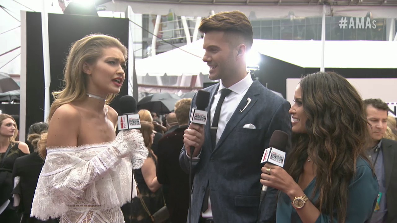Gigi Hadid Red Carpet Interview - AMAs 2016