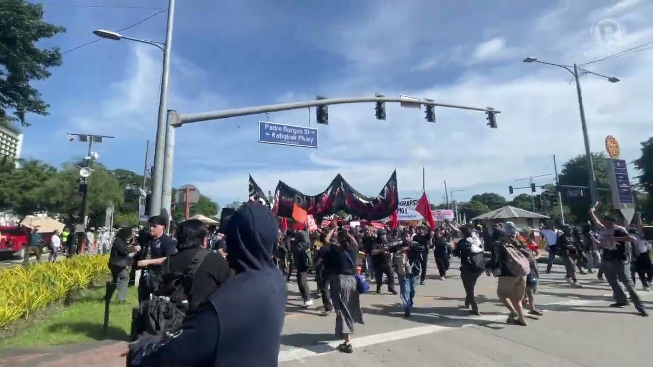 Протестующие сносят ограждения во время акции протеста против коррупции в Лунете