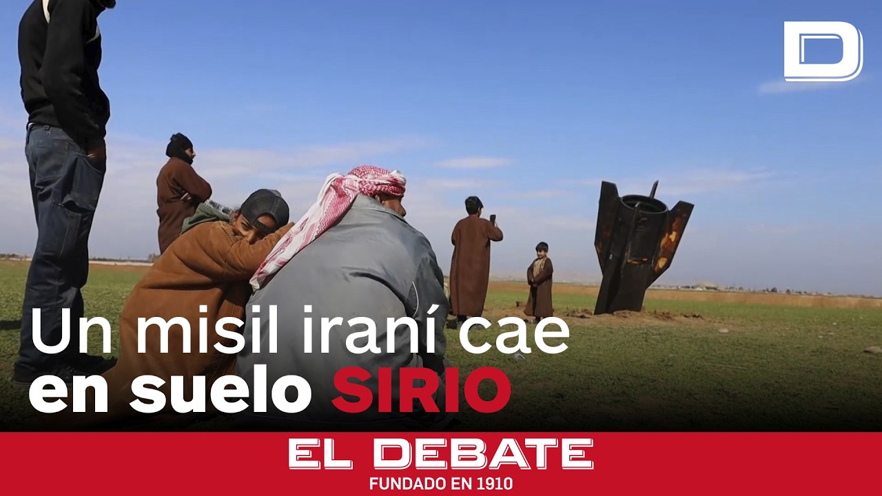 Curiosos se acercan a fotografiarse junto a los restos de un misil iraní que ha caído en Siria