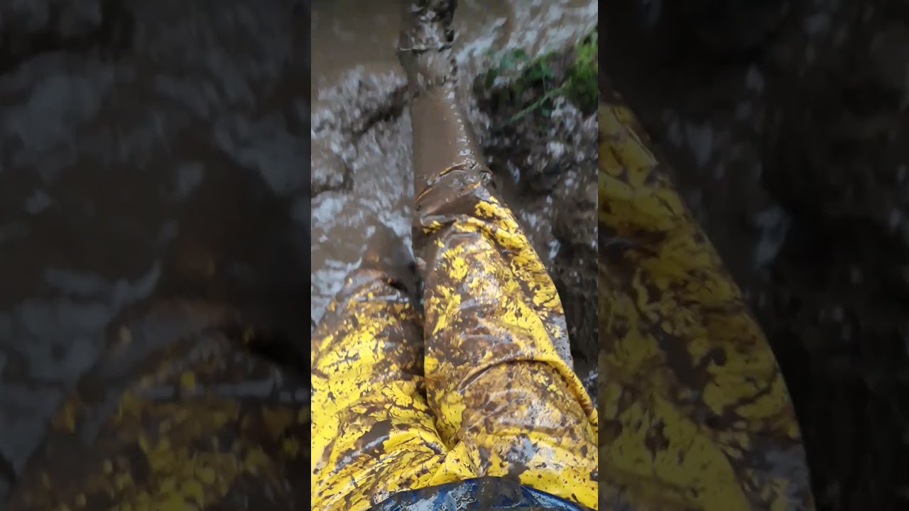 Yellow Wellies and Rainwear in deep Mud - Gummistiefel mit gelben Regensachen eingesaut