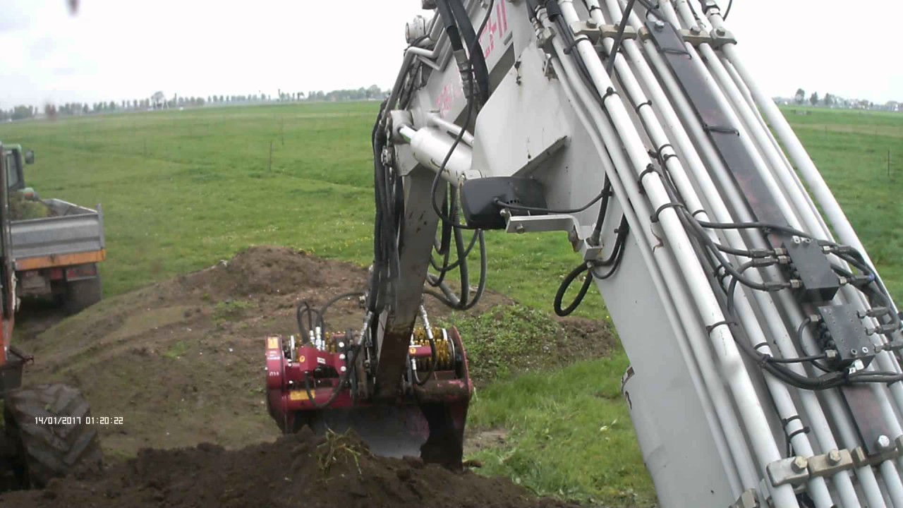 takeuchi tb175w grondzeven met een lloyd rotastar zeefbak