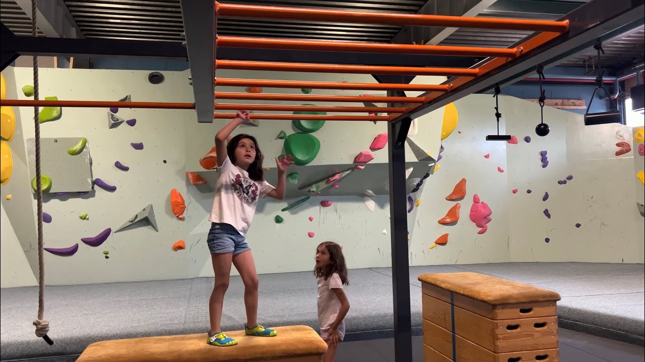 Elissa & Melvina - Kl&auml;ttring p&aring; Grepp i Lerum