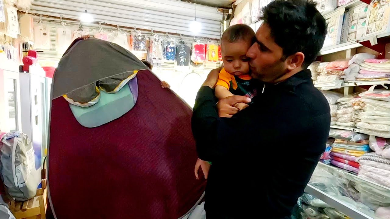 Documentary about the nomadic life of a father and his son, Buying a tent to prevent the cold