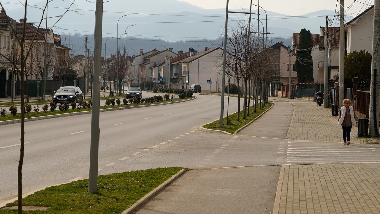 Pamje e re në rrugën “Bujar Roka” pa makina të parkuara jashtligjshëm