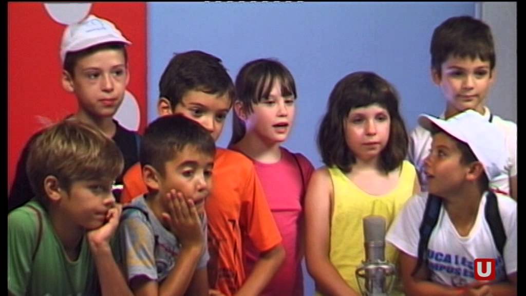 Els xiquets de la Cuca d'Ulldecona visiten els estudis de Ràdio Ulldecona i TVU