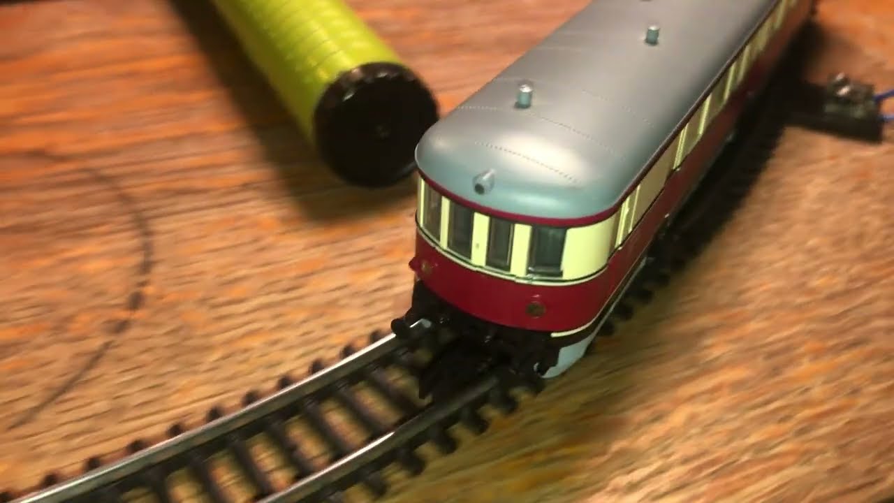 28.11.2025 Triebwagen VT 137 096 mit Steuerwagen VS 145 114 der DR Ep.III