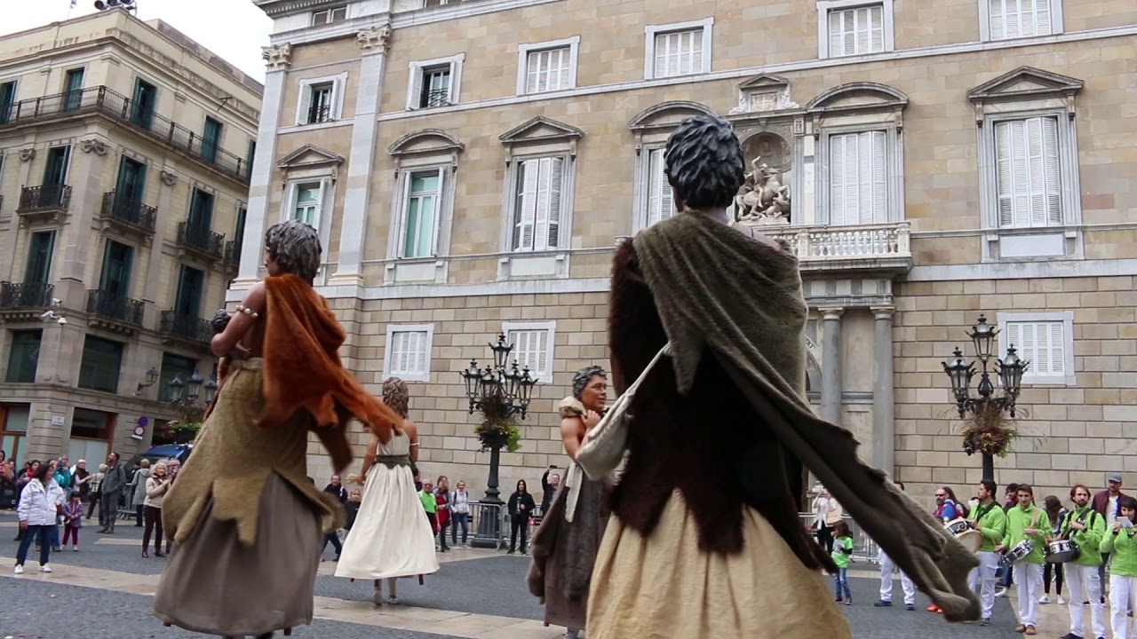 Actuació dels Gegants Neolítics de l'Espluga de Francolí a la plaça de Sant Jaume de Barcelona