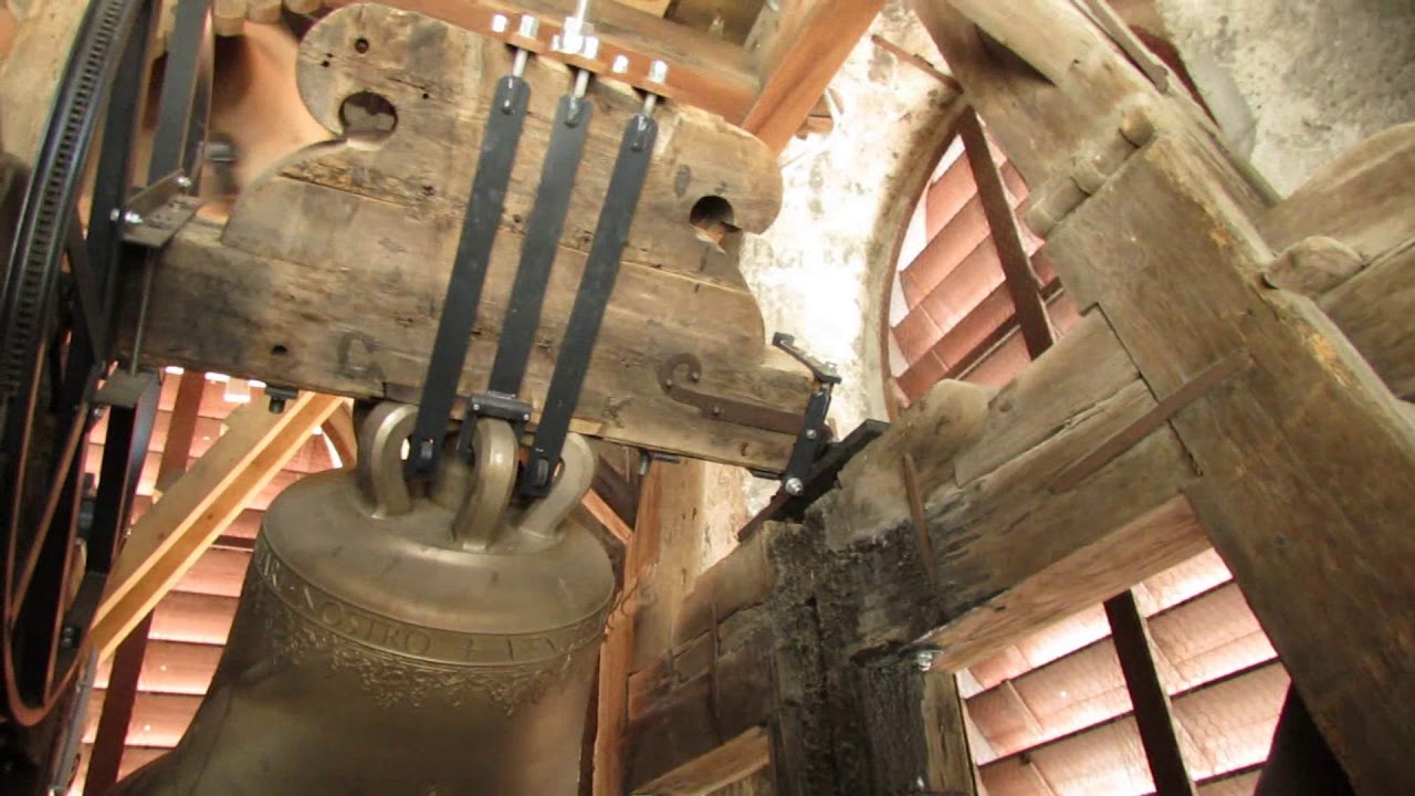 GYŐR (H) - Loyolai Szent Ignác Bencés templom: nyugati torony harangjai (Grassmayr Glocken)