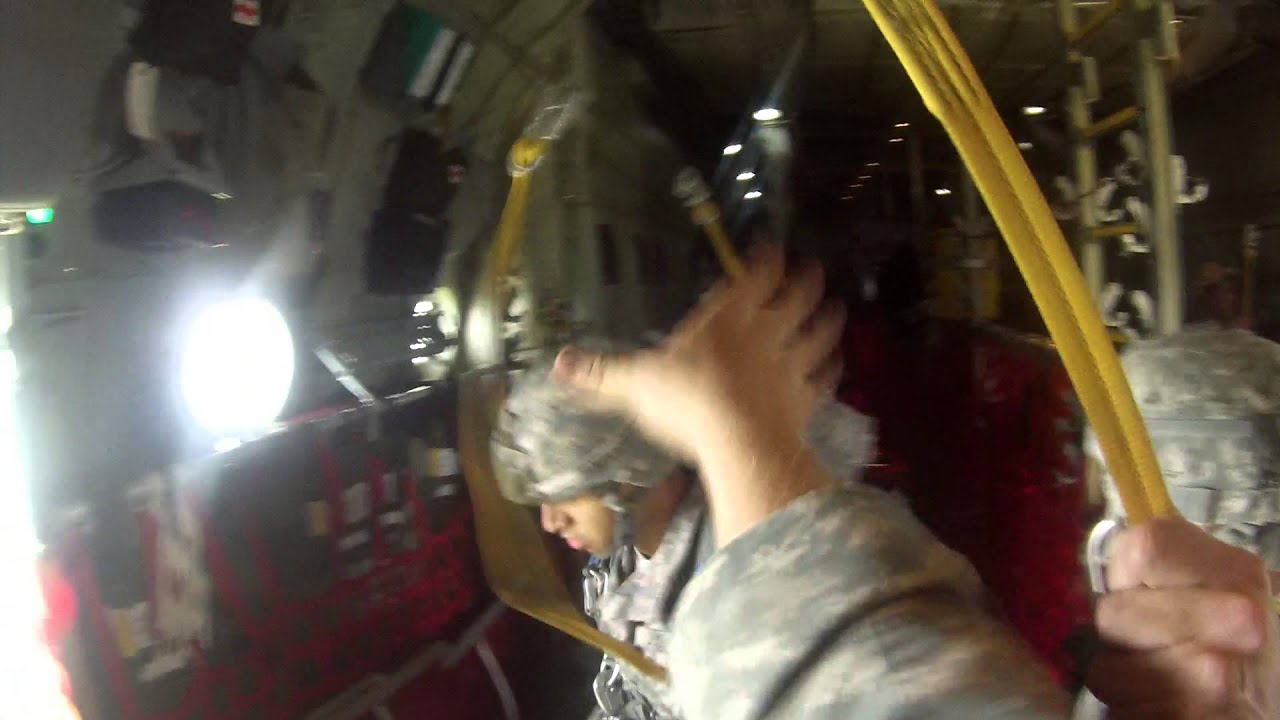 Jumpmaster saves jumpers life 