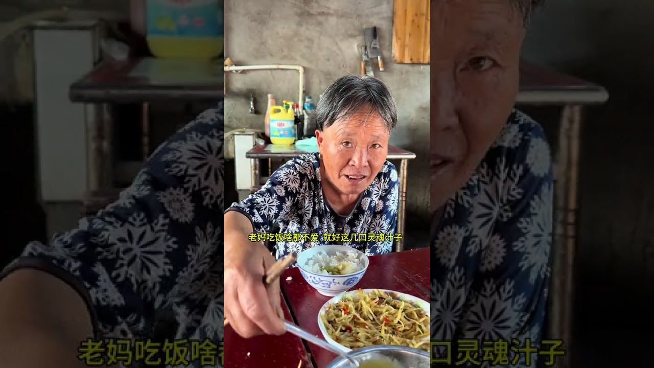 #今天早上又帮老妈去摘辣椒了，这几天大太阳好多辣椒树都干坏了，吃完早饭又把姐姐家的沙发套和烤火布背去河里洗干净了#记录真实生活 #宝妈 #农村生活