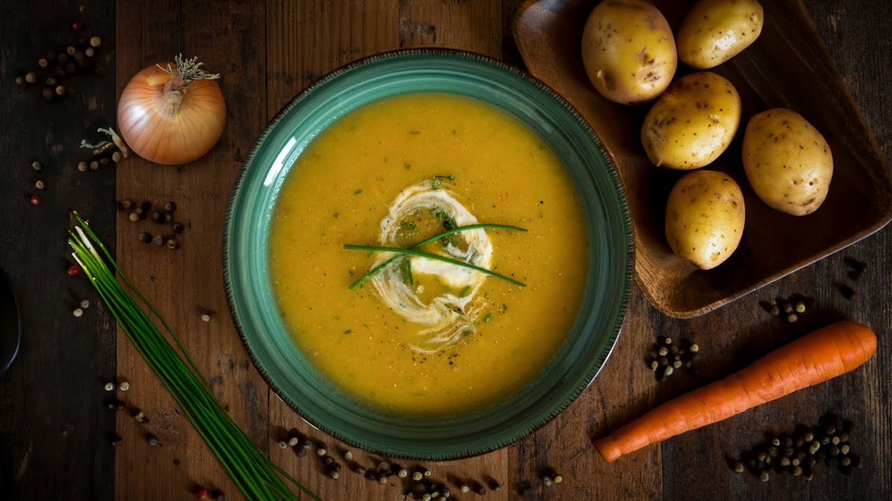Selbst gemachte Kartoffelsuppe mit Suppengrün. Einfach & Schnelle Rezepte.