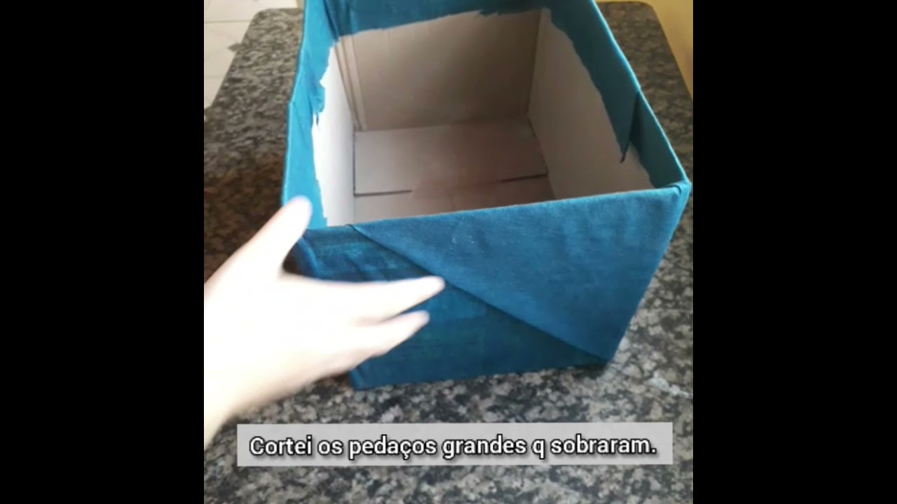 Encapando caixa de papelão com tnt para guardar brinquedos.