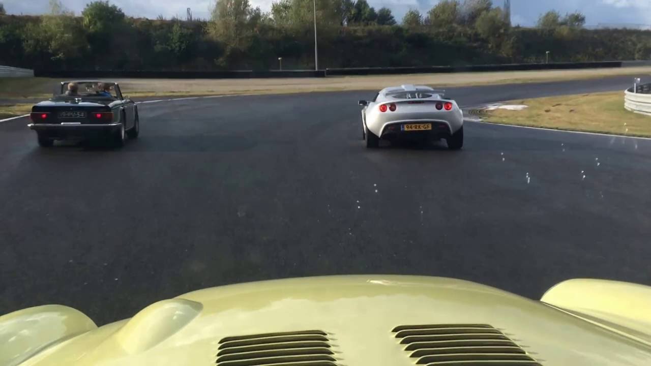 Great British Festival 2016 vrijrijden sessie 1 op een lekker glibberige baan