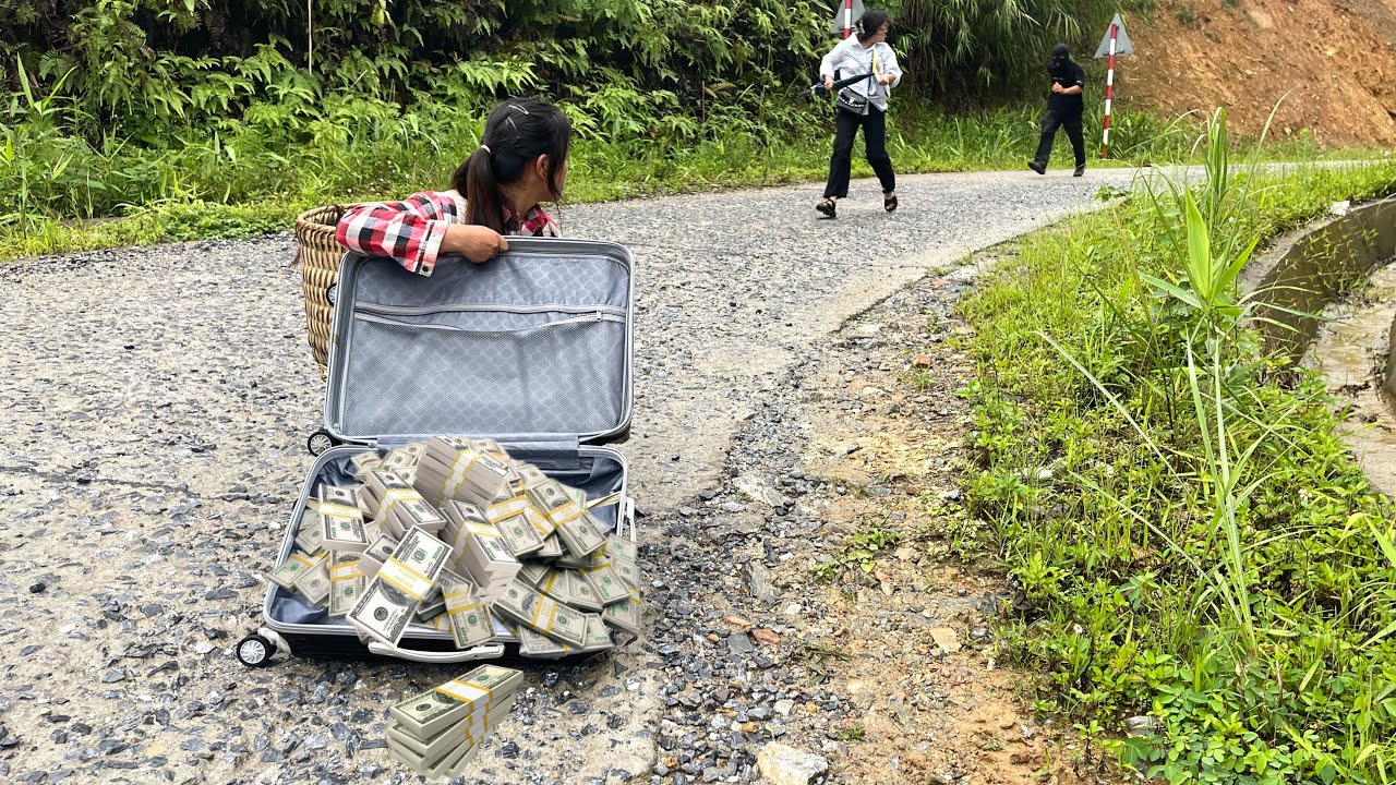 Kind-hearted Linda helped a girl after discovering secret notes falling on her path.