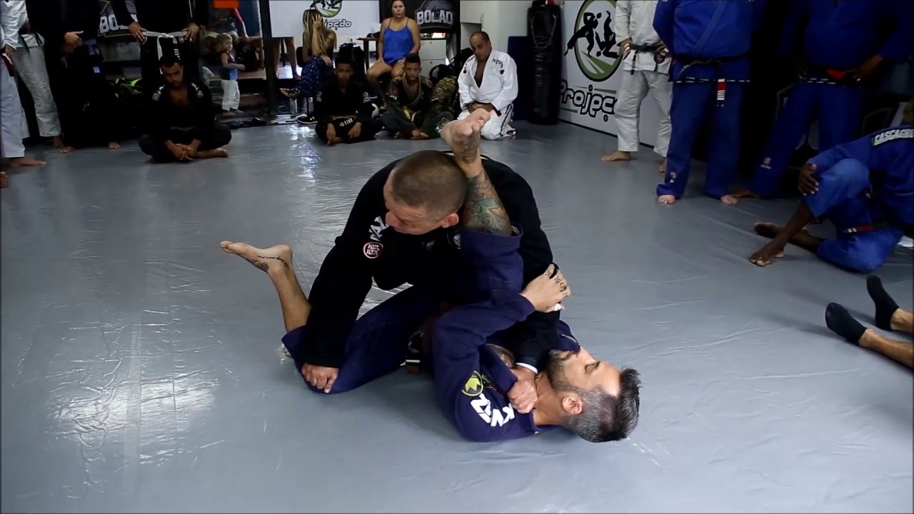 Sérgio Bolão ensina passagem de guarda no estilo Carlson Gracie Jiu-Jitsu