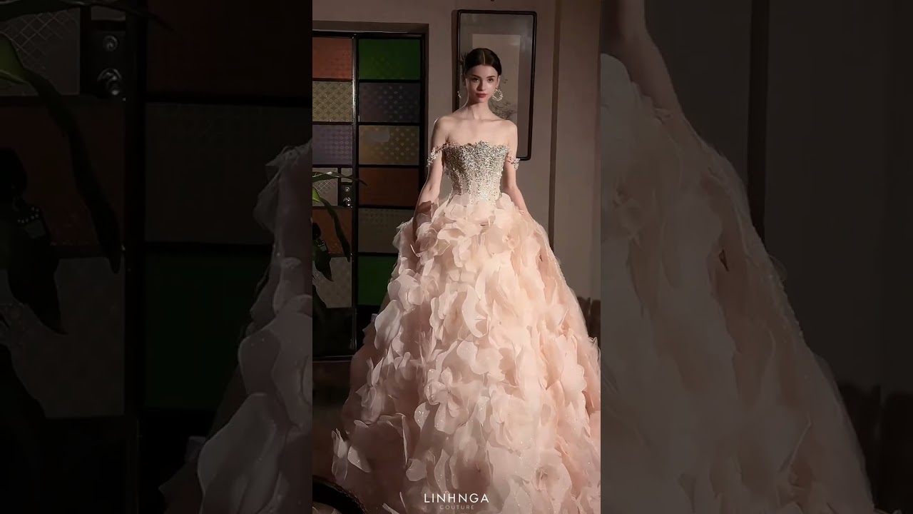✨ Layers of petals carry the bride, making every moment shine like a stage lit just for her. 💎